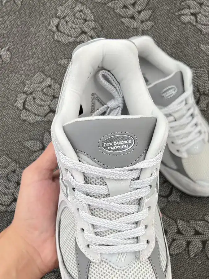 2002R Series Light Beige Leather Shoes