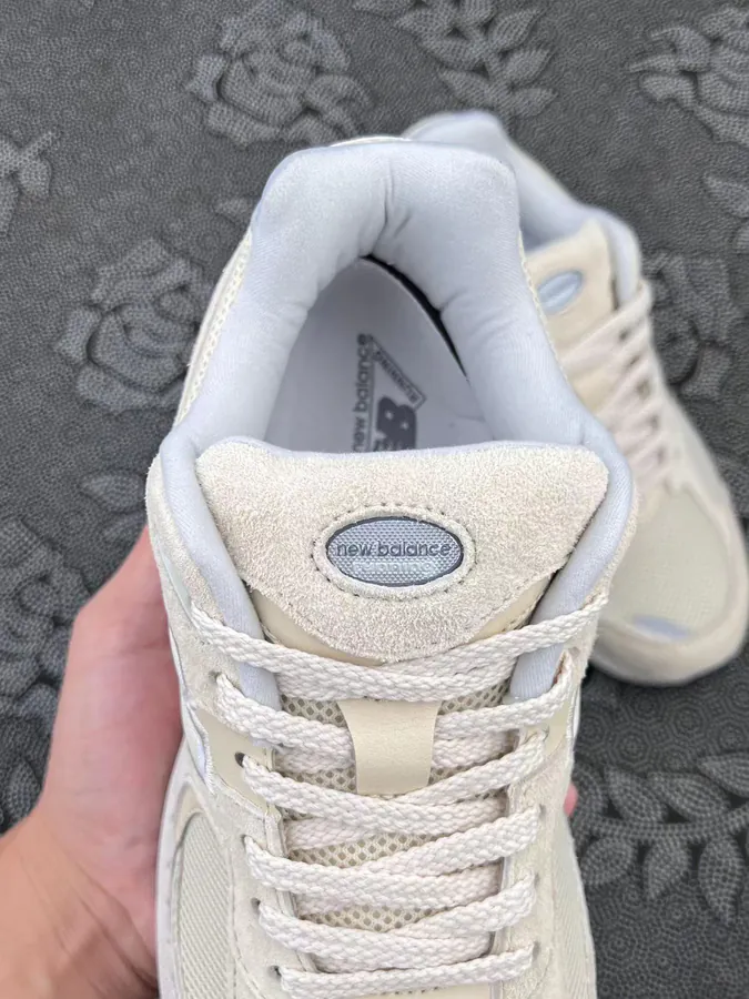 2002R Series Light Beige Leather Shoes