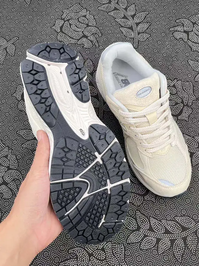 2002R Series Light Beige Leather Shoes