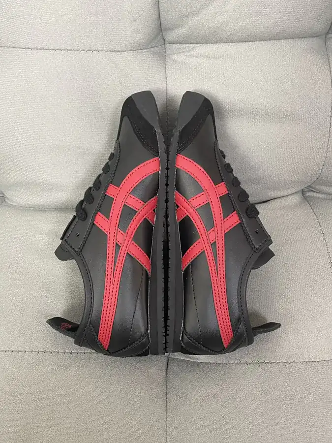 Tiger Onitsuka MEXICO 66 Sneaker Black and Red Color