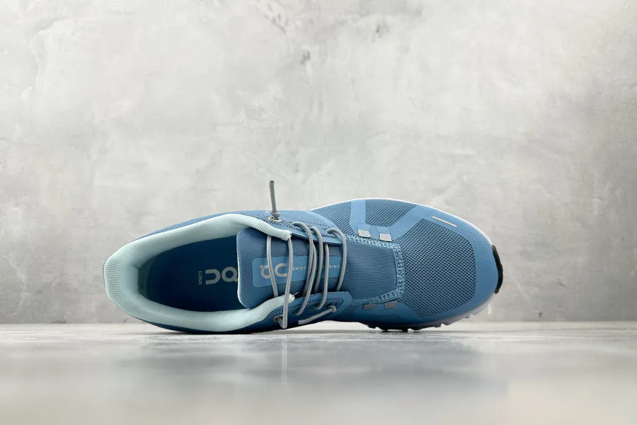 ON Cloud 6 in Light Blue