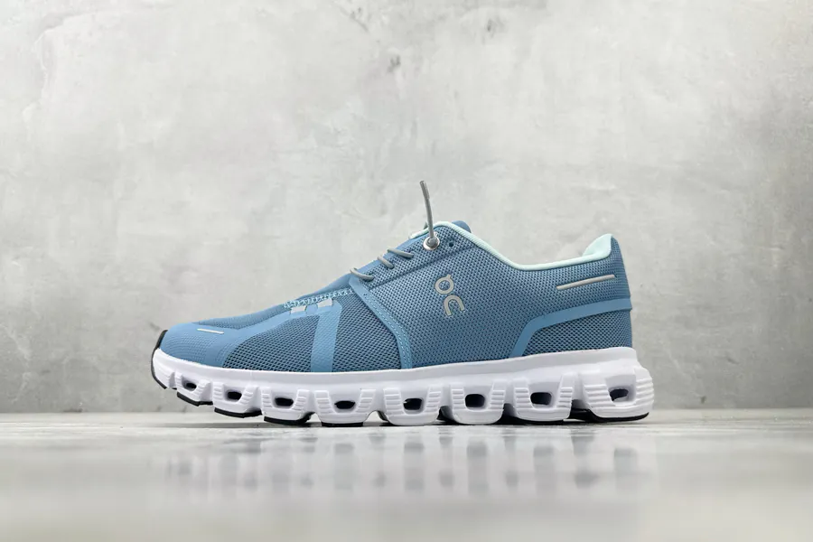 ON Cloud 6 in Light Blue