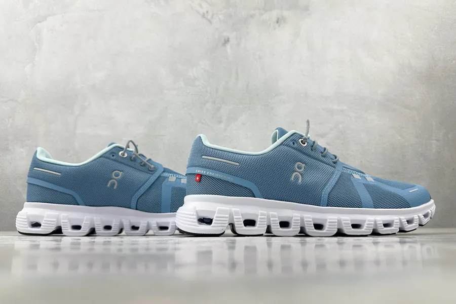 ON Cloud 6 in Light Blue