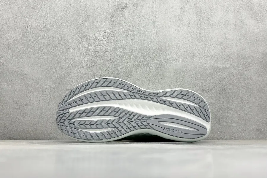 Saucony Triumph 22 Flagship Cushioning Running Shoes