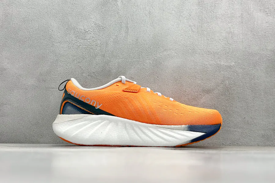 Saucony Triumph 22 Flagship Cushioning Running Shoes