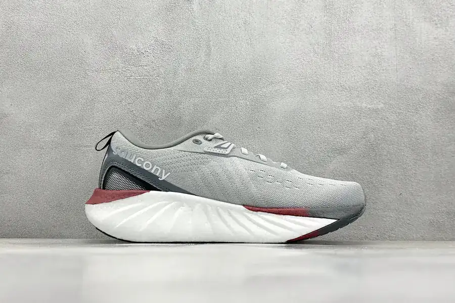 Saucony Triumph 22 Flagship Cushioning Running Shoes