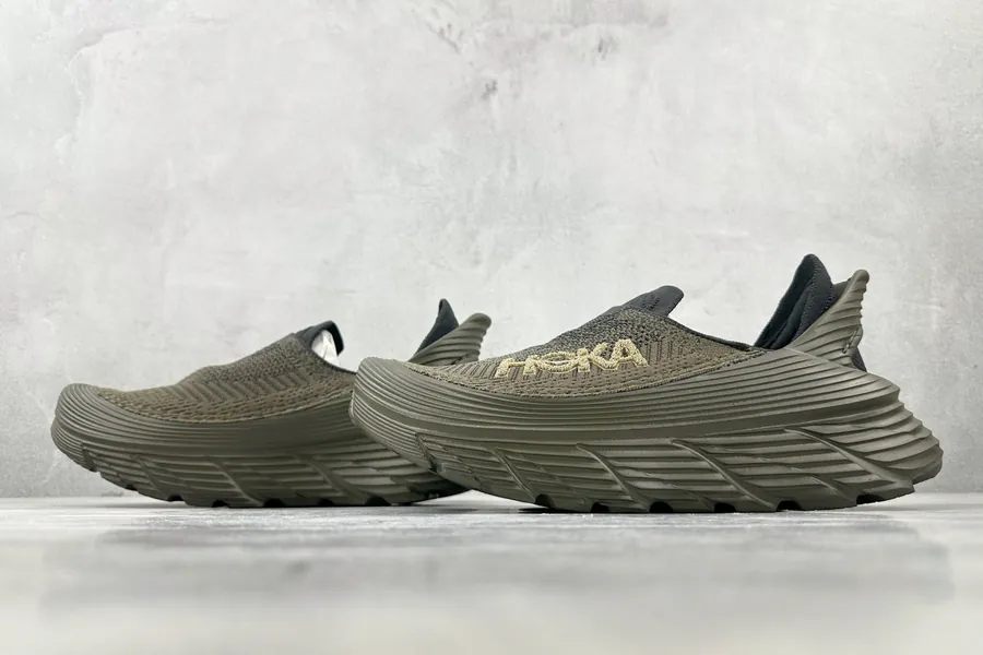 HOKA ONE ONE Restore TC in Deep Olive