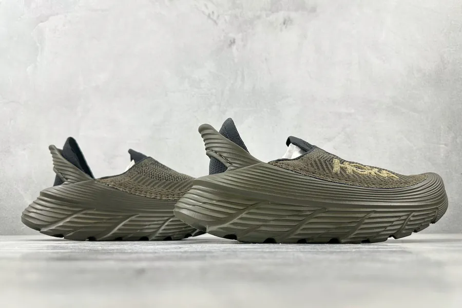 HOKA ONE ONE Restore TC in Deep Olive