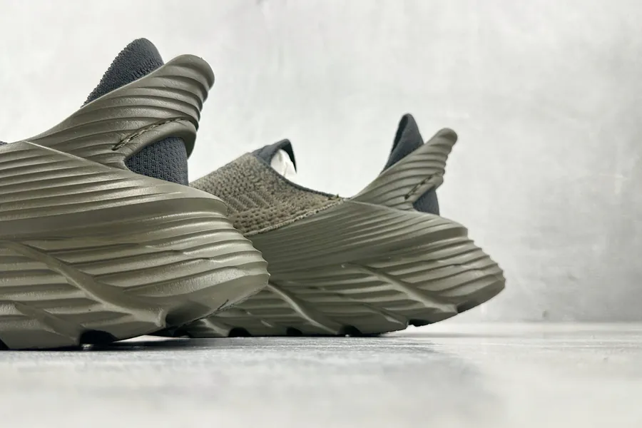 HOKA ONE ONE Restore TC in Deep Olive