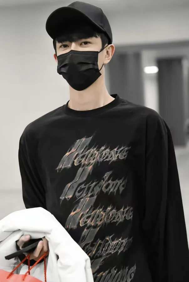 WE11DONE Phantom Flash Message Letter Print T Shirt