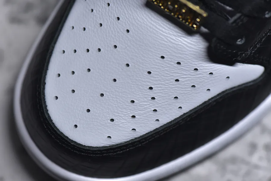 Supreme x NK SB Dunk Low White and Black