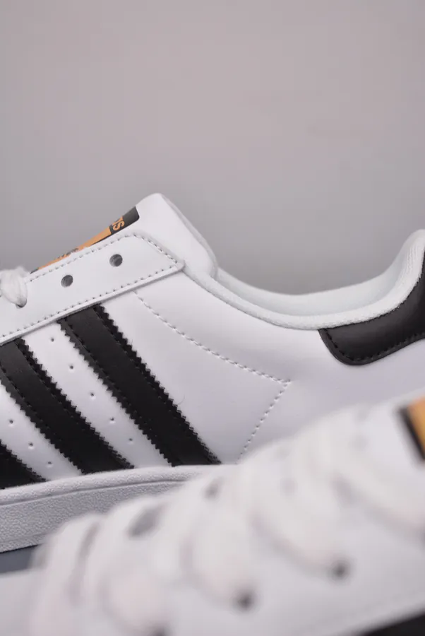 Adidas Originals SUPERSTAR with Panda Motif