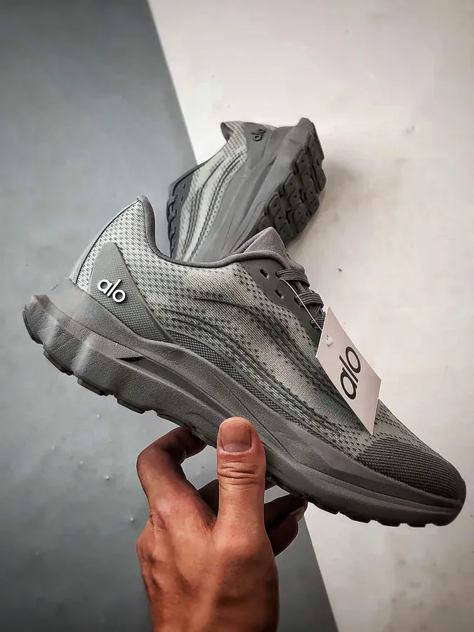 ALO Yoga Alo Runner in Gray