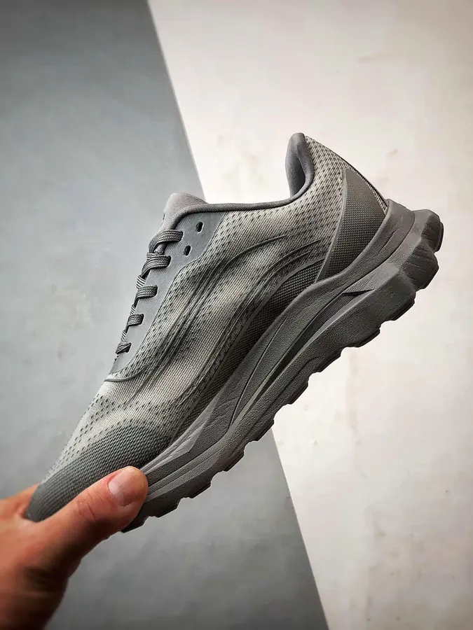 ALO Yoga Alo Runner in Gray