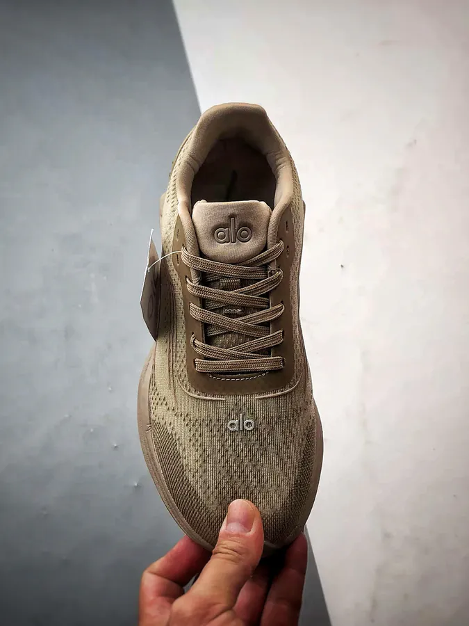 ALO Yoga Alo Runner in Taupe