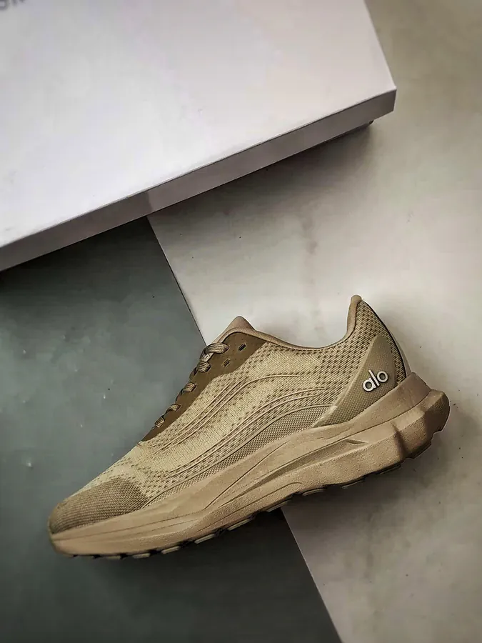 ALO Yoga Alo Runner in Taupe