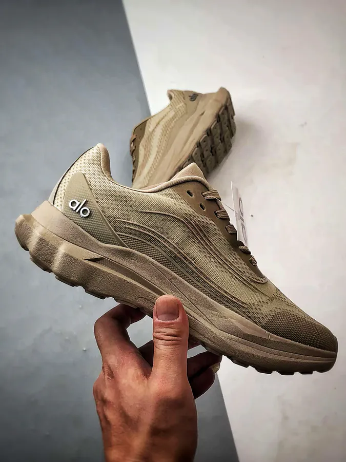 ALO Yoga Alo Runner in Taupe