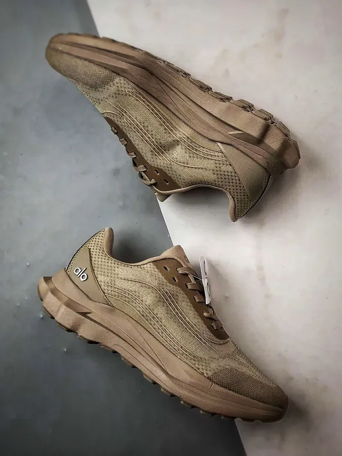 ALO Yoga Alo Runner in Taupe