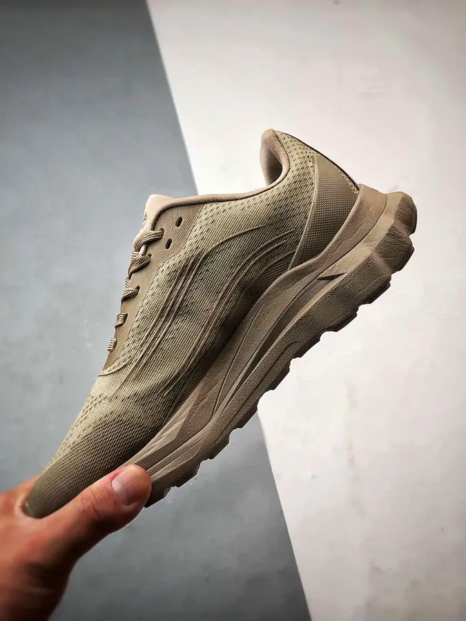 ALO Yoga Alo Runner in Taupe