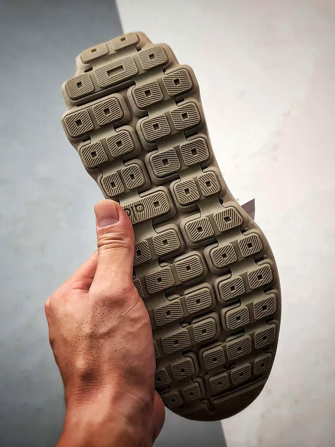 ALO Yoga Alo Runner in Taupe