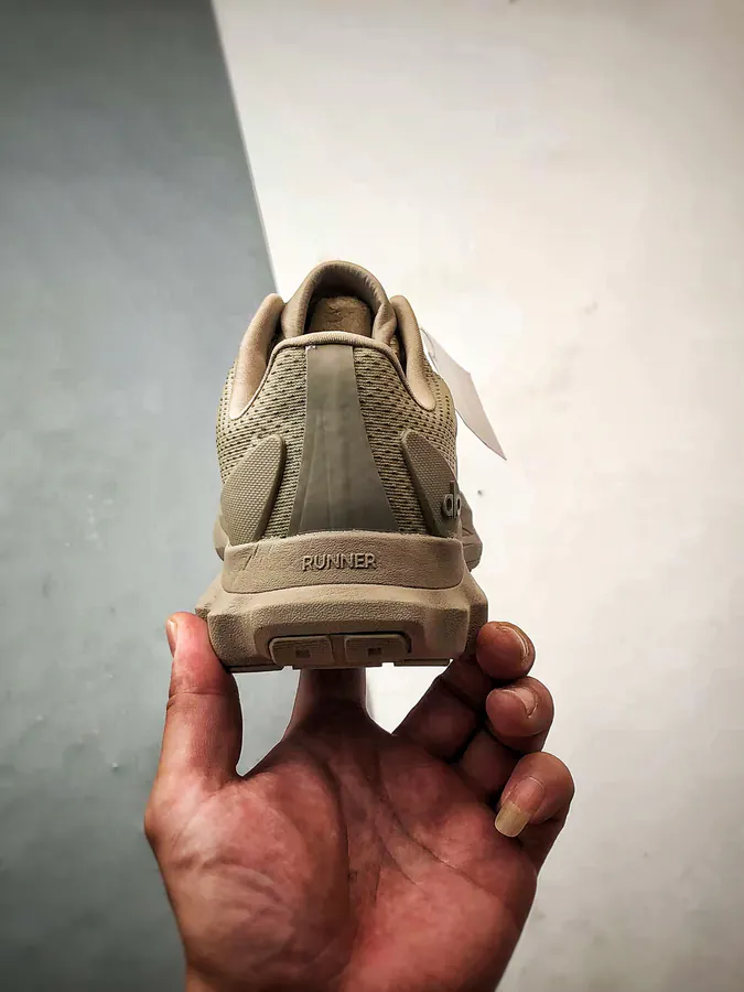 ALO Yoga Alo Runner in Taupe