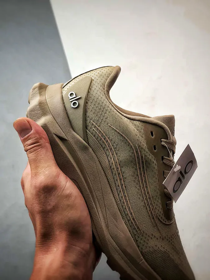 ALO Yoga Alo Runner in Taupe