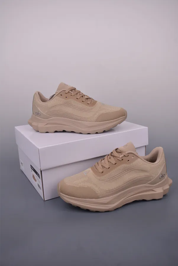 Alo Runner Mode Comfortable and Minimalist Low Top Sneakers