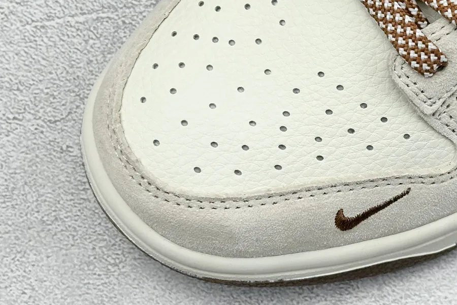 Nk SB Dunk Low x Fendi Collaboration Low Top Sneakers