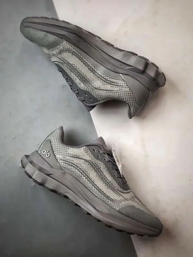 ALO Yoga Alo Runner Grey