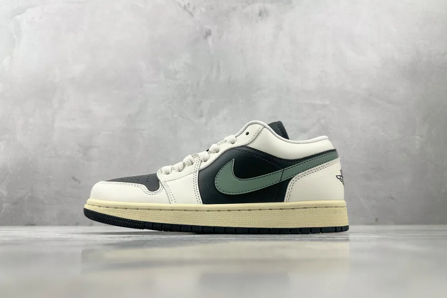 Jordan Air Jordan 1 Low in Jade Smoke