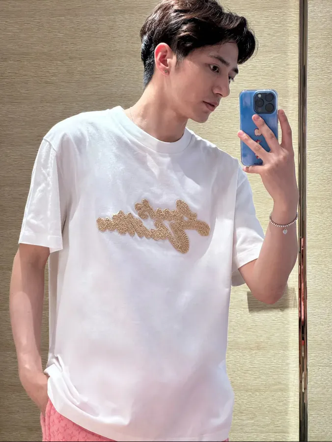 LOUIS VUITTON 25ss Artistic Letter Logo Embroidered T Shirt