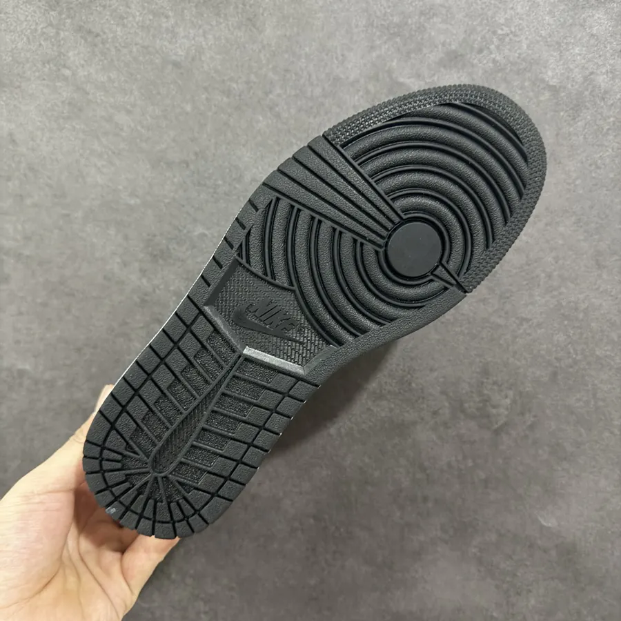 Air Jordan AJ1 Low in Grained Calfskin
