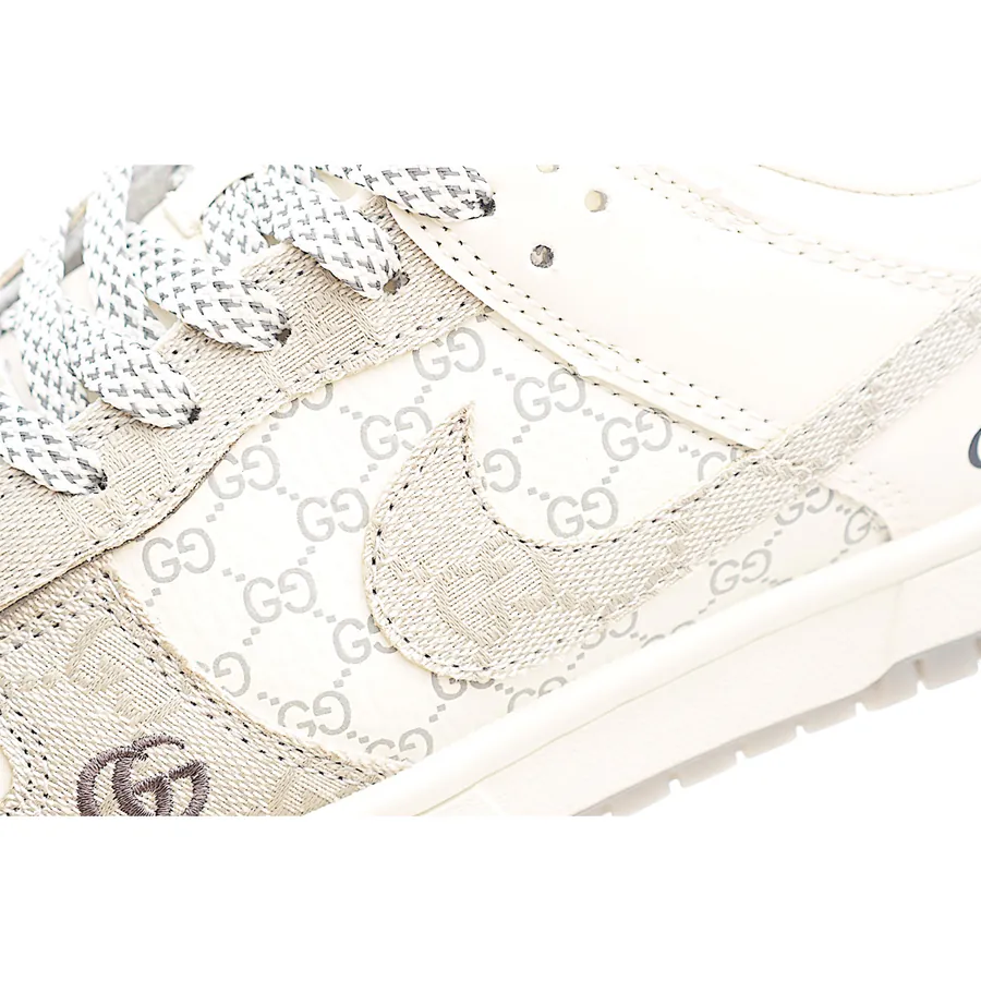 Nk SB Dunk Low x Gucci Collaboration Low Sneakers