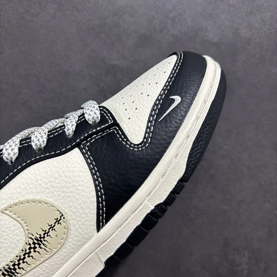 Nike SB Dunk Low Stussy Collaboration Sneaker