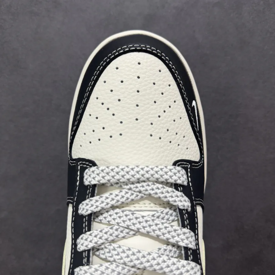 Nike SB Dunk Low Stussy Collaboration Sneaker