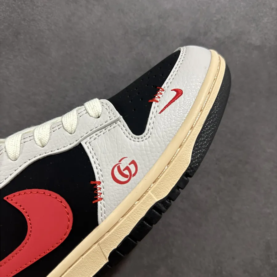 OG Version Dunk SB Low Low Top Sneaker