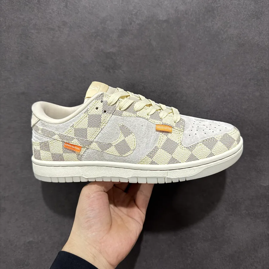 NIKE SB Dunk Low x Louis Vuitton Exclusive Edition