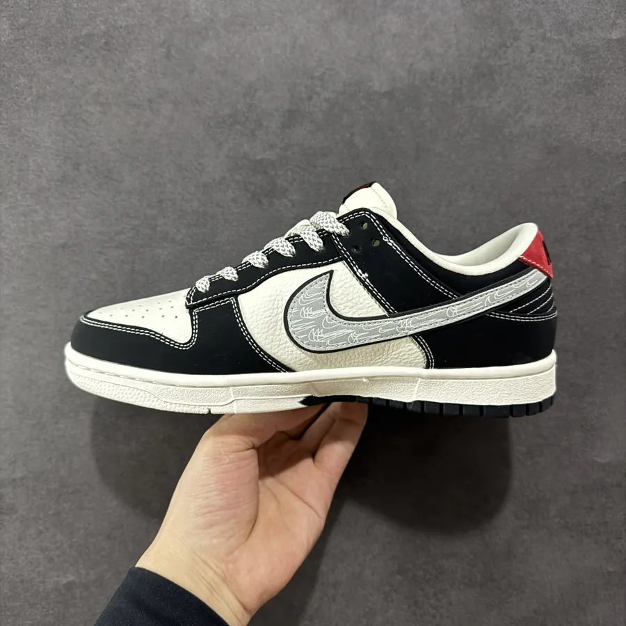 The North Face x Supreme Dunk SB Low OG Version