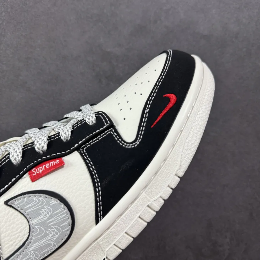 The North Face x Supreme Dunk SB Low OG Version