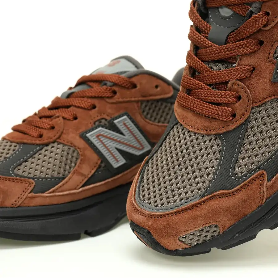 New Balance 2010 Low Top Vintage Dad Shoes