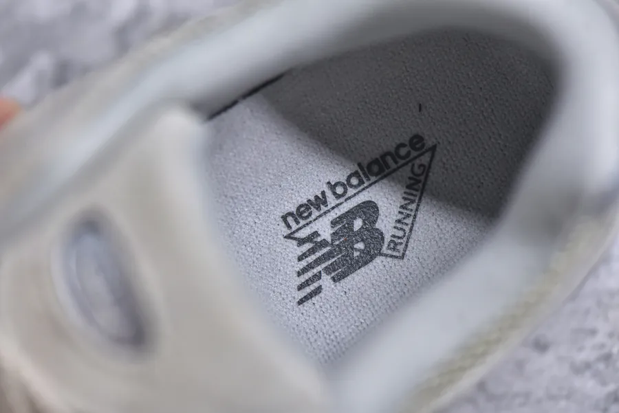 New Balance 2002R Classic Color