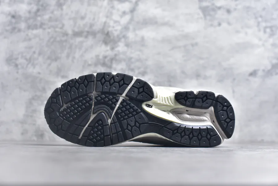New Balance 2002R Classic Sneaker