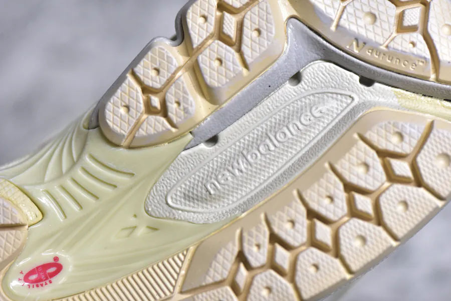 New Balance 2002R Classic Sneaker