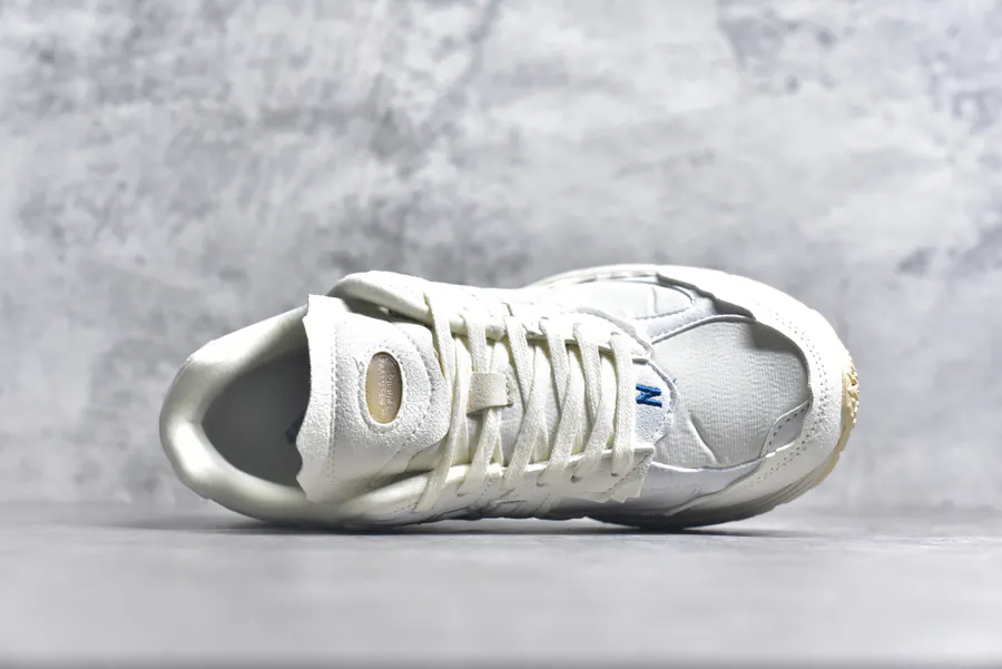 New Balance 2002R Classic Sneaker