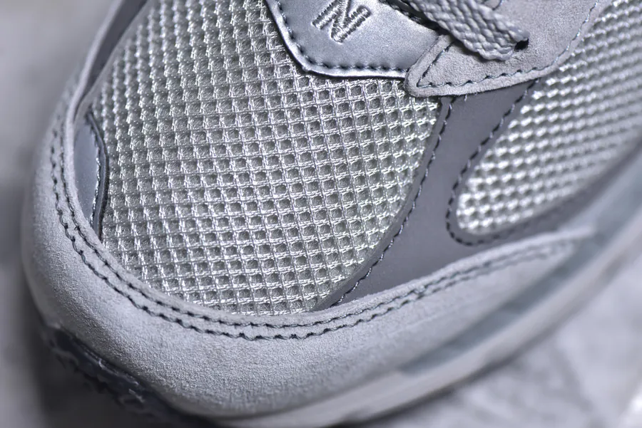 New Balance 2002R Classic Sneaker