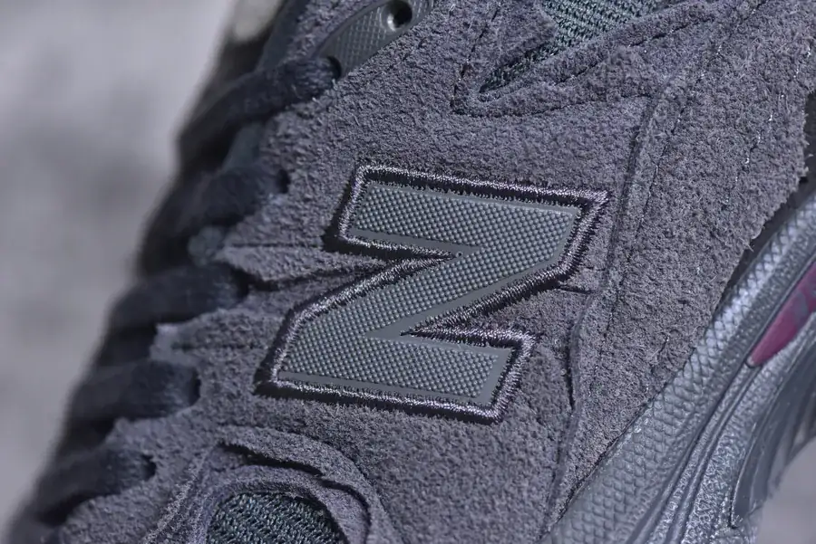 New Balance 2002R Classic Sneaker