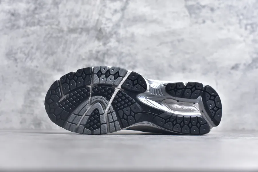 New Balance 2002R Classic Sneaker