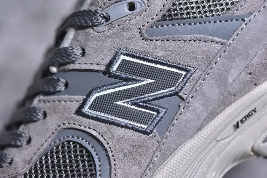 New Balance 2002R Classic Sneaker