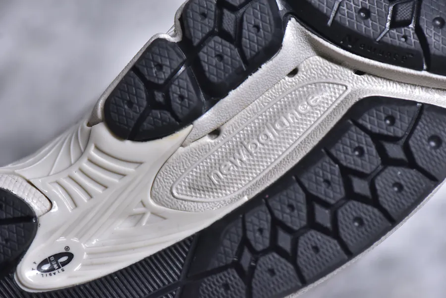 New Balance 2002R Classic Sneaker
