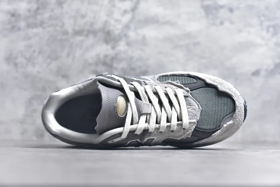 New Balance 2002R Classic Sneaker